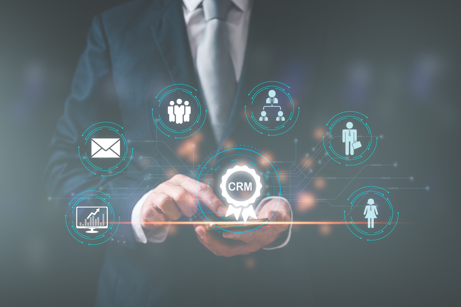 service à la clientèle, médias sociaux. marketing numérique Concept CRM Gestion de la relation client, Icône tactile de l’homme d’affaires avec structure globale technologie de réseau client, Développement des échanges de données