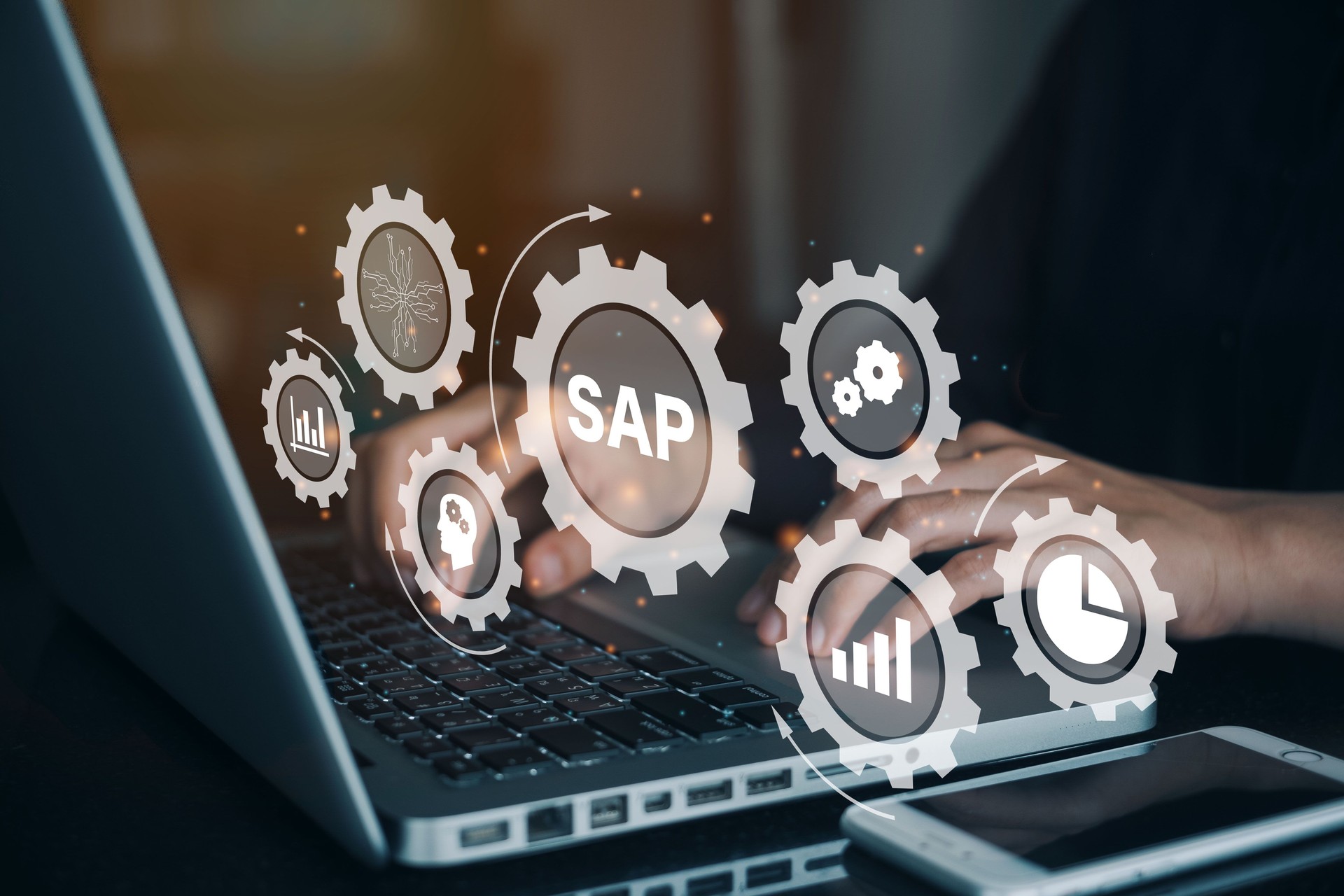 Personne travaillant sur ordinateur avec des icônes de SAP - Business Process Automation Software. Concept de système de planification des ressources d’entreprise ERP sur écran virtuel.